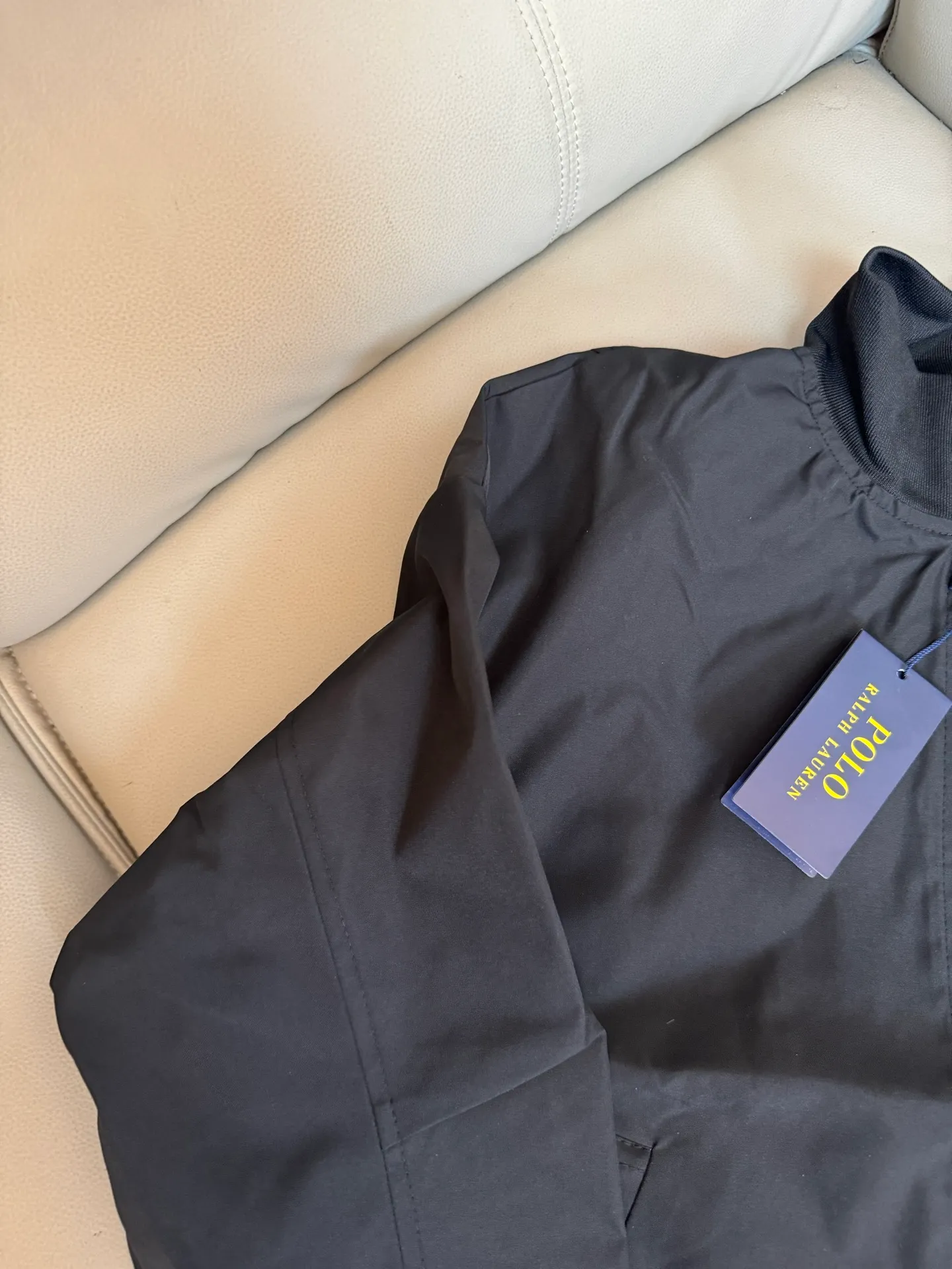 P320 Ralh Lauren men's old money style veteran stand collar workwear Harrington jacket. Ralh Lauren has gone crazy this year. The upper body of major Internet celebrities. The fabric has a double-layer shin feel and is full of weight! It's not as heavy as a regular jacket, and the ordinary cotton material feels really different. This one is super comfortable, soft and stylish, and has a green plaid interior that has a retro movie fashion feel! The fit is loose but not baggy. The size is just right and not too picky. The dropped shoulder design modifies the shoulder shape without making it look bulky. This silhouette is a style that will never go out of style after being worn for a long time. The upper body is also very durable and recognizable. The loose and reasonable fit can be worn by both men and women, making it easy to create a clean and refreshing youthful look. The embroidery on the chest is all German Oman embroidery fiber with original data. The embroidery process is very particular. It uses Japanese Tajima machines to ensure the embroidery is exquisite and three-dimensional. That is what I said is different from the ones on the market. Regarding the workmanship, the version is a loose version and can be used by boys and girls!! Color: black, navy, size: S-XL